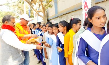 परीक्षा केंद्र के बाहर ‘शिक्षा संकल्प अभियान’, बेटियों के सपनों को मिला सामाजिक संबल