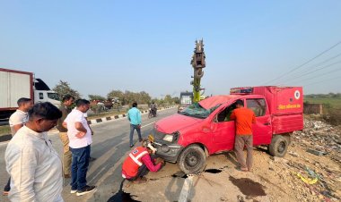 मरम्मत के लिए जा रही फायर ब्रिगेड बीच रास्ते बनी हादसे का शिकार