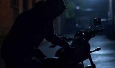 डुमरांव में दिनदहाड़े बाइक चोरी, सीसीटीवी में कैद हुई वारदात