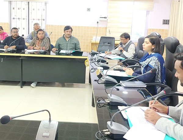 जिलाधिकारी की अध्यक्षता में पर्यटन व नगर निकाय योजनाओं की समीक्षा