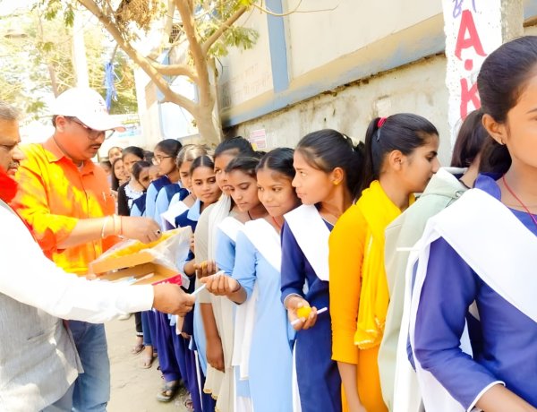 परीक्षा केंद्र के बाहर ‘शिक्षा संकल्प अभियान’, बेटियों के सपनों को मिला सामाजिक संबल