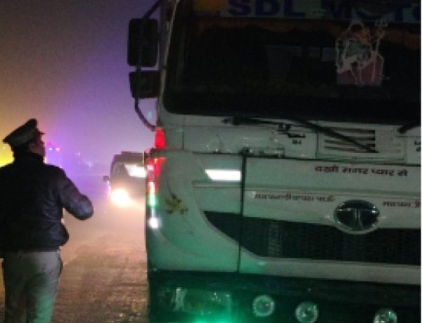 टोल प्लाजा पर जाम के बाद पुलिस सख्त, 22 ट्रेलर चालकों पर कार्रवाई