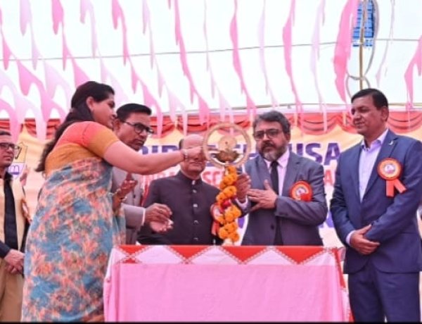 तालियों, ठहाकों और तिरंगे रंगों के बीच गूंजा चौसा कैम्ब्रिज का वार्षिकोत्सव