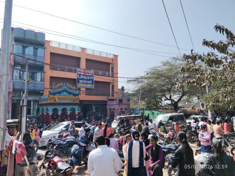 छह माह में 5 किमी भी नहीं बनी सड़क, डुमरांव का बाजार जाम में कैद,  प्रशासन की सुस्ती से टूट रहा शहर का कारोबार