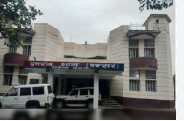 चोरी की सूचना पर पहुंची पुलिस को देख भागा तस्कर, शराब बरामद, बाइक जब्त