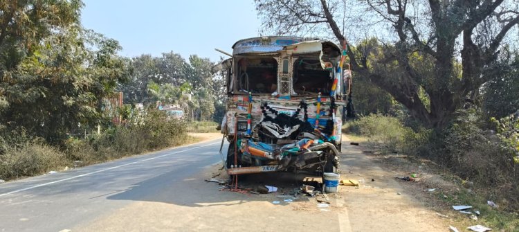 टेढ़की पुल के पास ट्रकों की भिड़ंत में एक ट्रक का चालक गंभीर, रेफर