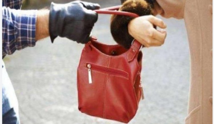 डुमरांव स्टेशन पर भीड़ का फायदा उठाकर महिला से पर्स की छिनतई