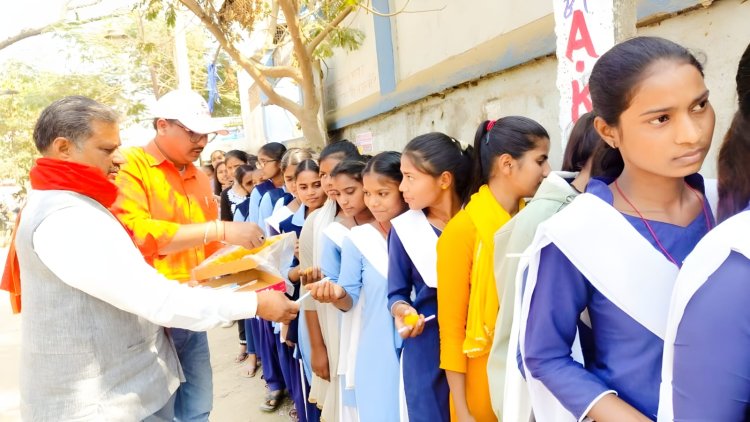 परीक्षा केंद्र के बाहर ‘शिक्षा संकल्प अभियान’, बेटियों के सपनों को मिला सामाजिक संबल