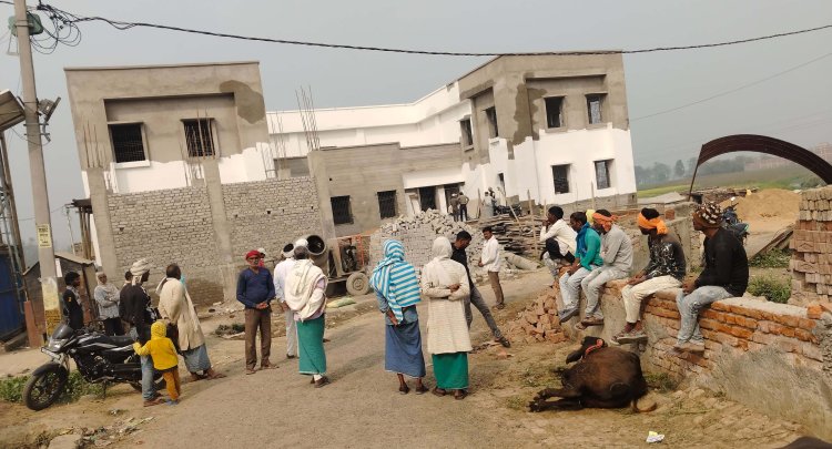 2.47 करोड़ की लागत वाला पंचायत भवन बना ‘दरारों का घर’, ग्रामीणों ने ठप कराया निर्माण कार्य