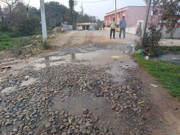 पाइप फटने से हो रही पानी की बर्बादी, सड़क पर जलजमाव से राहगीर परेशान