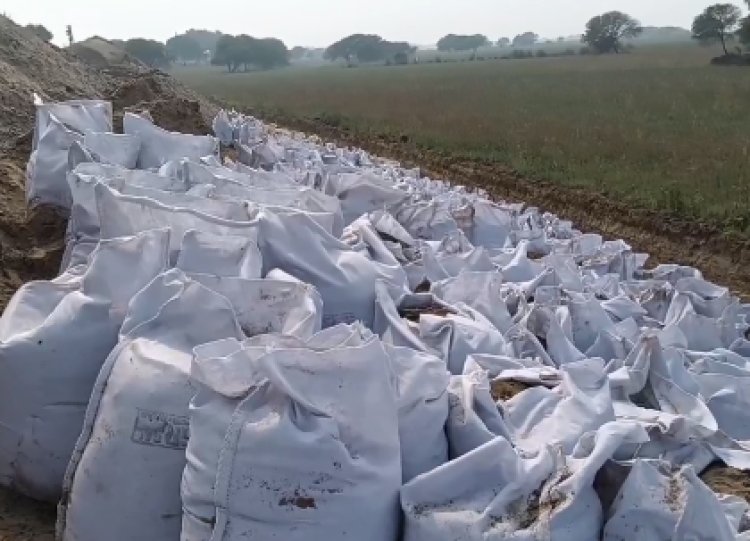 मानकों से खिलवाड़: बक्सर-कोईलवर तटबंध की मरम्मत में रेत की जगह डाली जा रही है मिट्टी भरी बोरियां