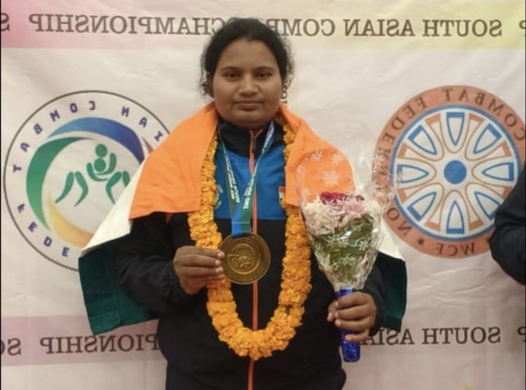 लुंबिनी में तिरंगा लहराने वाली बेटी पंचरत्ना के स्वागत में उमड़ा बक्सर