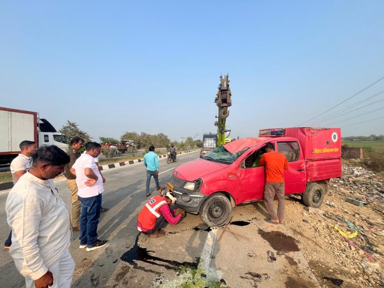 मरम्मत के लिए जा रही फायर ब्रिगेड बीच रास्ते बनी हादसे का शिकार