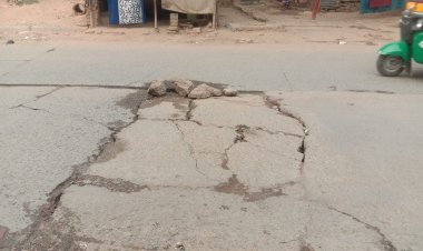 मरम्मत की खानपूरी के बीच डेंजर बना डुमरांव का स्टेशन रोड, कभी भी हो सकता है बड़ा हादसा