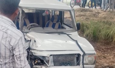 टायर फटते ही अनियंत्रित हुई बोलेरो, ट्रैक्टर से टकराकर खाई में गिरी; महिला समेत सात घायल