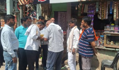 अतिक्रमण हटाने की कार्रवाई में नगर परिषद पहुंची, गुमटी का छज्जा स्वयं हटाया