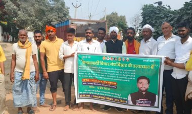 सड़क के गड्ढों में डाला मछली का बीज, अनोखे विरोध से सरकार का ध्यान खींचने की कोशिश