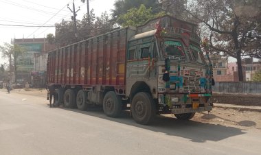 प्रखंड कार्यालय गेट के सामने मुख्य सड़क पर चार दिनों से खड़ी है ट्रक, लगता है जाम