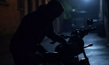 रात के अंधेरे में दरवाजे से बाइक उड़ा ले गए चोर, पुलिस जांच में जुटी