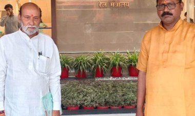 रघुनाथपुर स्टेशन के विकास व ट्रेनों के ठहराव को लेकर रेल मंत्रालय को सौंपा ज्ञापन