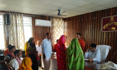 जनता दरबार में राशन कार्ड से जुड़े मामलों की भरमार, एसडीएम ने दिए त्वरित निष्पादन के निर्देश