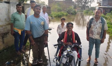 एकौना की मुख्य सड़क पर ‘जलजाल’: तीन फीट पानी में कैद जिंदगी