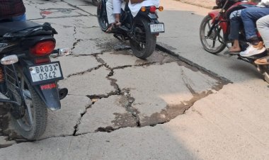 मरम्मत के बीच खतरानक स्पॉट की अनदेखी से ‘मौत का गड्ढा’ बना स्टेशन रोड