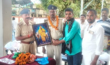 आंखों में नमी, दिलों में सम्मान, चक्की थाना से दो दरोगाओं की भावुक विदाई