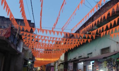 रामनवमी को लेकर केसठ नया बाजार में तैयारियां तेज, झंडों से सजी मुख्य सड़क