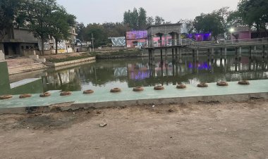 केसठ में चैती छठ पूजा की तैयारी शुरू, घाटों पर युवकों ने बनाई वेदी