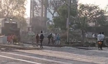 लापरवाही बन सकती थी मौत का कारण: बंद फाटक पार करते ही पटरी पर फंसी बाइक, लोको पायलट की सूझबूझ से टला हादसा