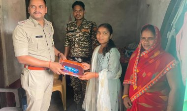 जूस बेचने वाले की बेटी बनी बिहार टॉप-10 में, थानाध्यक्ष खुद पहुंचे सम्मान देने