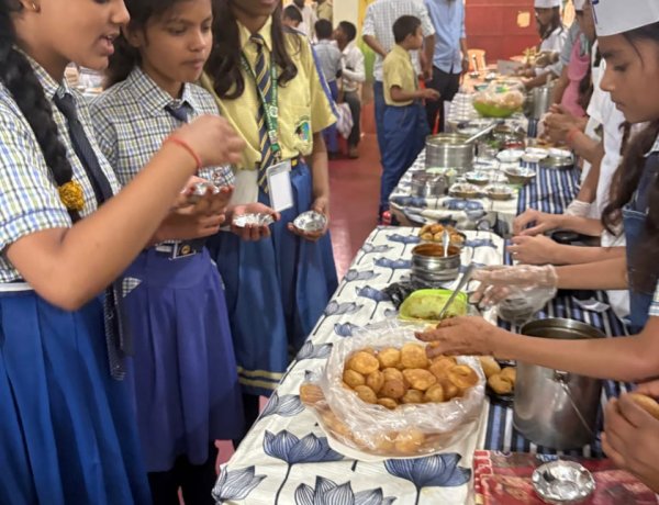 फूड फेस्टिवल में बच्चों ने दिखाया हुनर, स्वाद और उत्साह से गुलजार रहा पाथवेज वर्ल्ड स्कूल परिसर