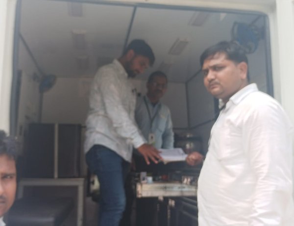 अधिकारियों ने प्रखंड पशु चिकित्सालय का किया जांच