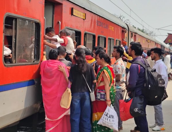 होली बाद महानगरों की ओर लौटने की होड़, डुमरांव स्टेशन पर उमड़ी यात्रियों की भारी भीड़