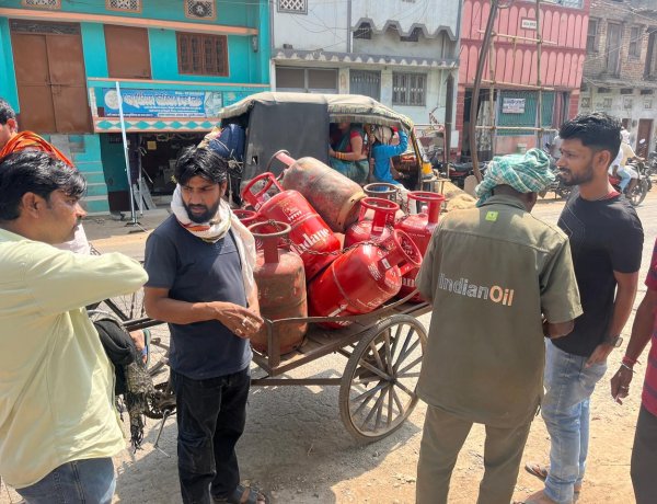 डुमरांव में रसोई गैस की सप्लाई सामान्य, अफवाहों से ग्रामीण इलाकों में मची अफरा-तफरी