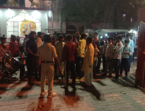 बच्चा चोर के शक में मोहल्लेवासियों ने महिला को पकड़ पुलिस को सौंपा, जांच के बाद पुलिस ने छोड़ा