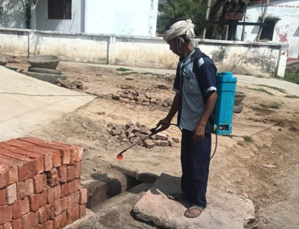 चौसा में मच्छरों पर वार: नगर पंचायत ने तेज किया छिड़काव अभियान