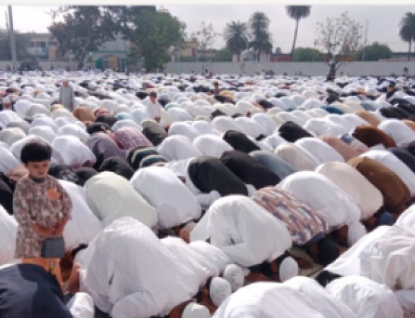 गंगा-जमुनी तहजीब की मिसाल बनी ईद, हिंदू-मुस्लिम ने साथ मनाया खुशियों का पर्व