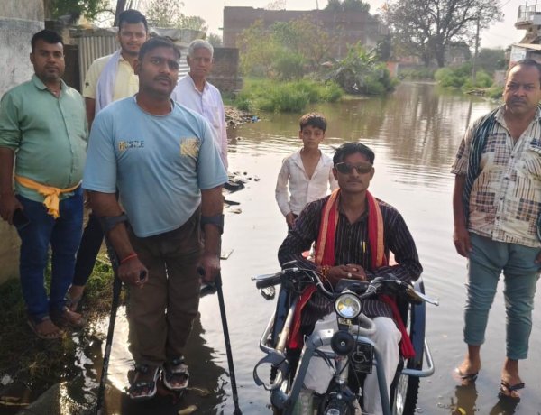 एकौना की मुख्य सड़क पर ‘जलजाल’: तीन फीट पानी में कैद जिंदगी