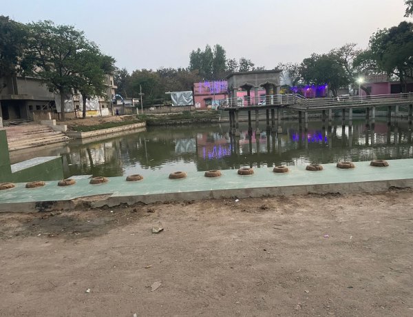 केसठ में चैती छठ पूजा की तैयारी शुरू, घाटों पर युवकों ने बनाई वेदी