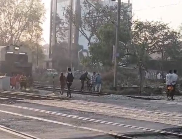 लापरवाही बन सकती थी मौत का कारण: बंद फाटक पार करते ही पटरी पर फंसी बाइक, लोको पायलट की सूझबूझ से टला हादसा