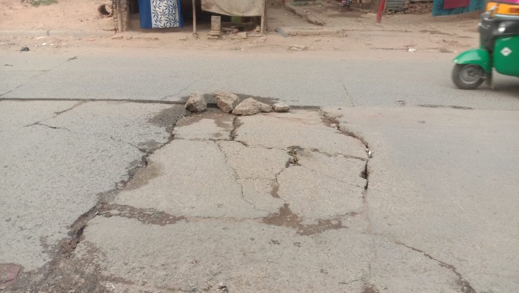 मरम्मत की खानपूरी के बीच डेंजर बना डुमरांव का स्टेशन रोड, कभी भी हो सकता है बड़ा हादसा