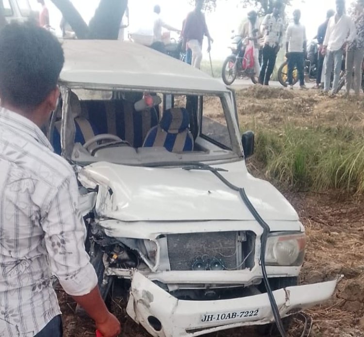 टायर फटते ही अनियंत्रित हुई बोलेरो, ट्रैक्टर से टकराकर खाई में गिरी; महिला समेत सात घायल