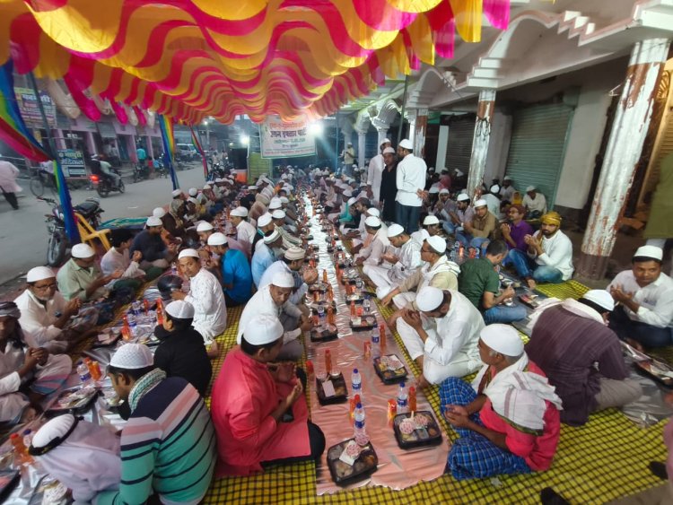 काजीपुर में इफ्तार से गूंजा भाईचारे का संदेश, रोजेदारों के साथ सैकड़ों लोग हुए शामिल