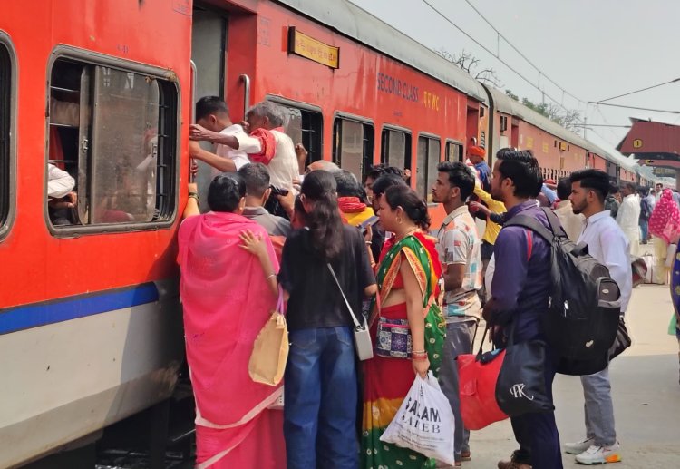 होली बाद महानगरों की ओर लौटने की होड़, डुमरांव स्टेशन पर उमड़ी यात्रियों की भारी भीड़