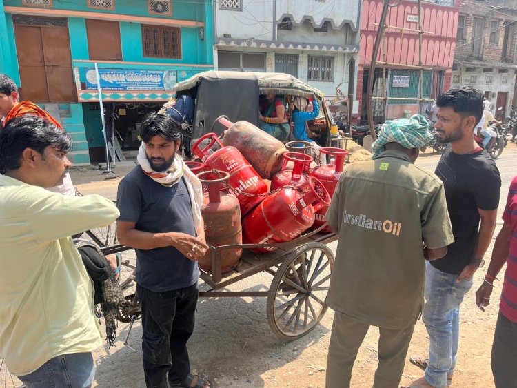 डुमरांव में रसोई गैस की सप्लाई सामान्य, अफवाहों से ग्रामीण इलाकों में मची अफरा-तफरी