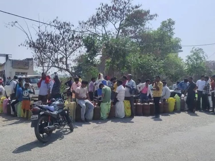 अफवाह से मची गैस के लिए अफरा-तफरी, एजेंसी पर उमड़ी ग्रामीणों की भीड़