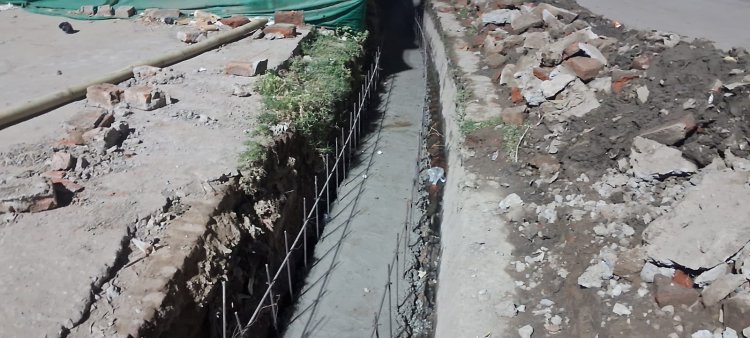 बगैर प्राक्कलन का बोर्ड लगाए हो रहा नाली का निर्माण
