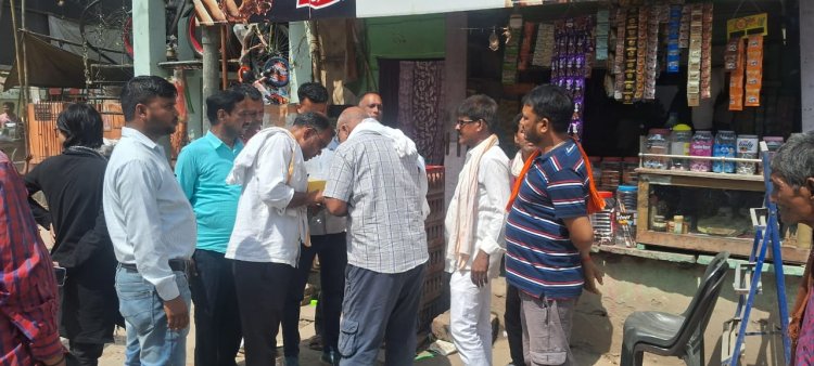 अतिक्रमण हटाने की कार्रवाई में नगर परिषद पहुंची, गुमटी का छज्जा स्वयं हटाया